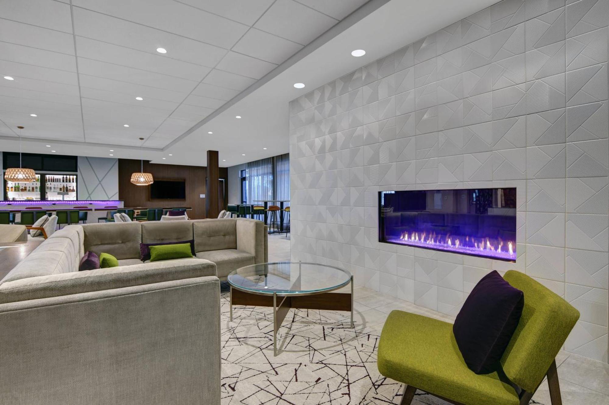Courtyard By Marriott Manhattan Aggieville Экстерьер фото